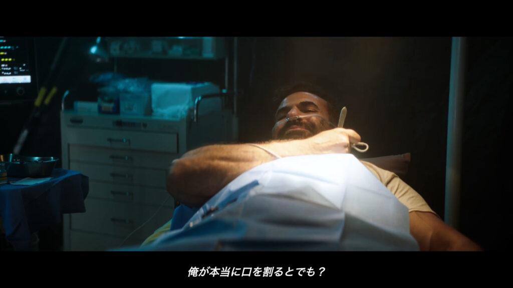 不気味な笑みを浮かべるソロキン大佐
