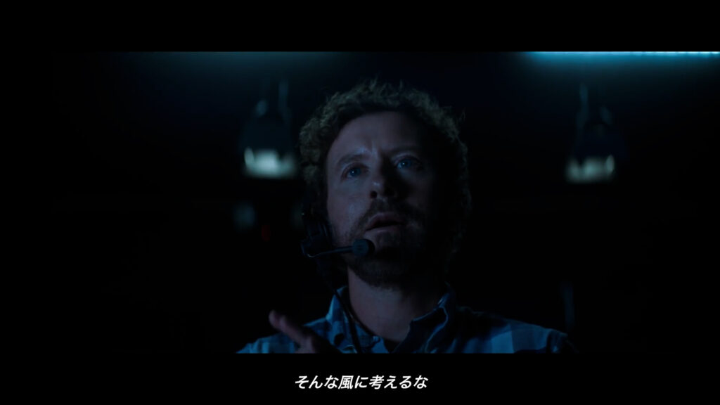 マディソンを諭すプロデューサーのトニー